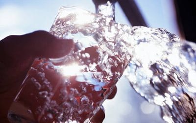 L’aigua de l’aixeta és pitjor que l’aigua embotellada?