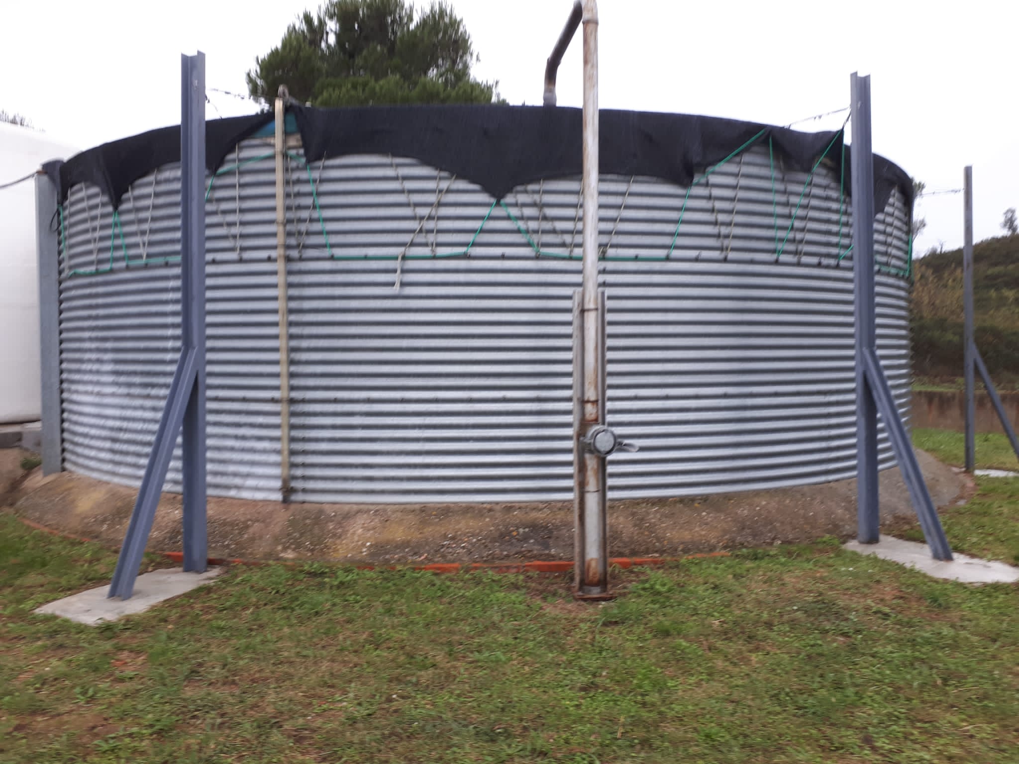 Desnitrificació, descalcificació i desinfecció d'aigua de pou