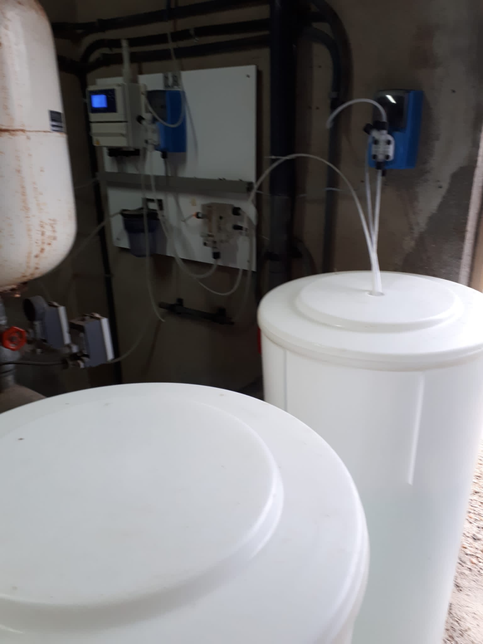 Desnitrificació, descalcificació i desinfecció d'aigua de pou 6