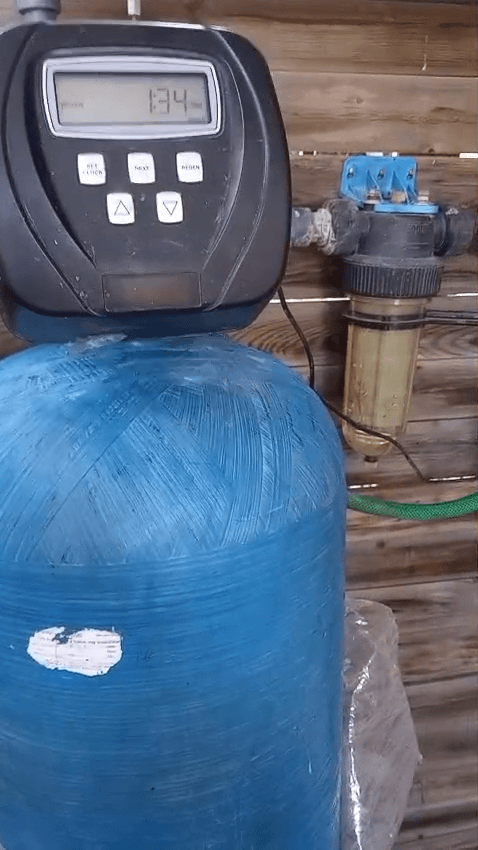 Declorador industrial per al tractament d’aigua de pou en un celler.