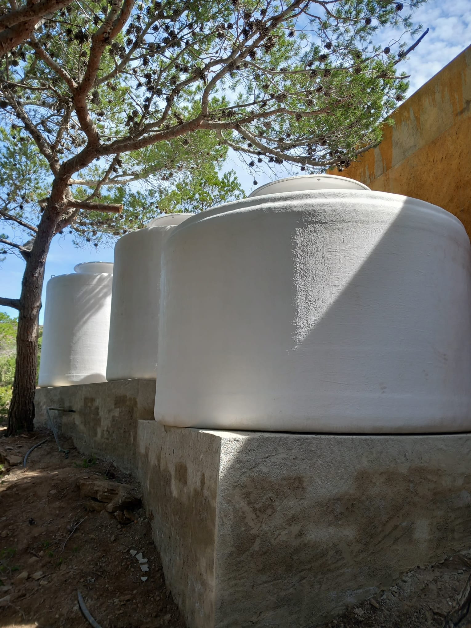 Dipòsits d'acumulació d'aigua de pou instal·lats a Cadaqués